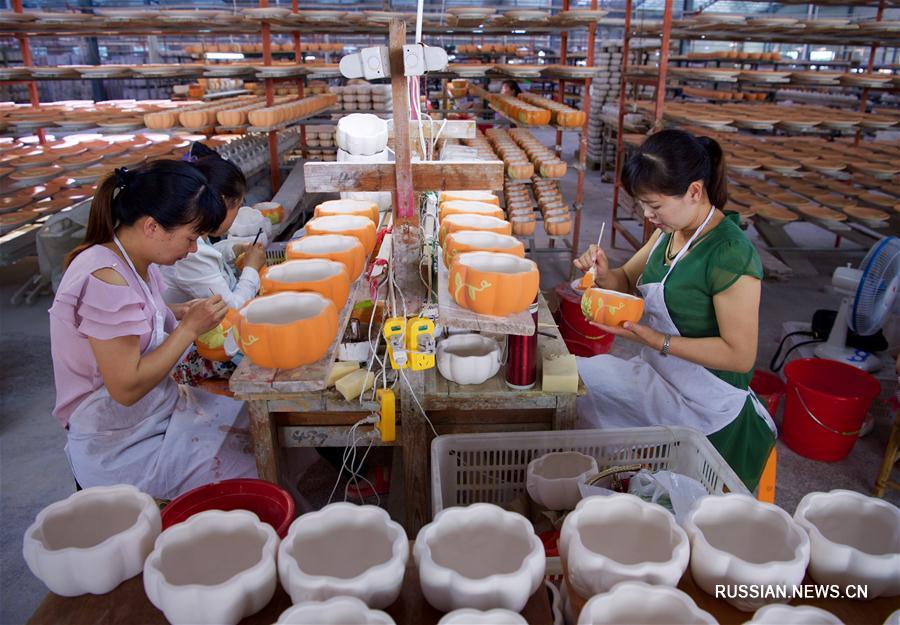 Традиции и инновации в керамическом производстве в уезде Дэхуа