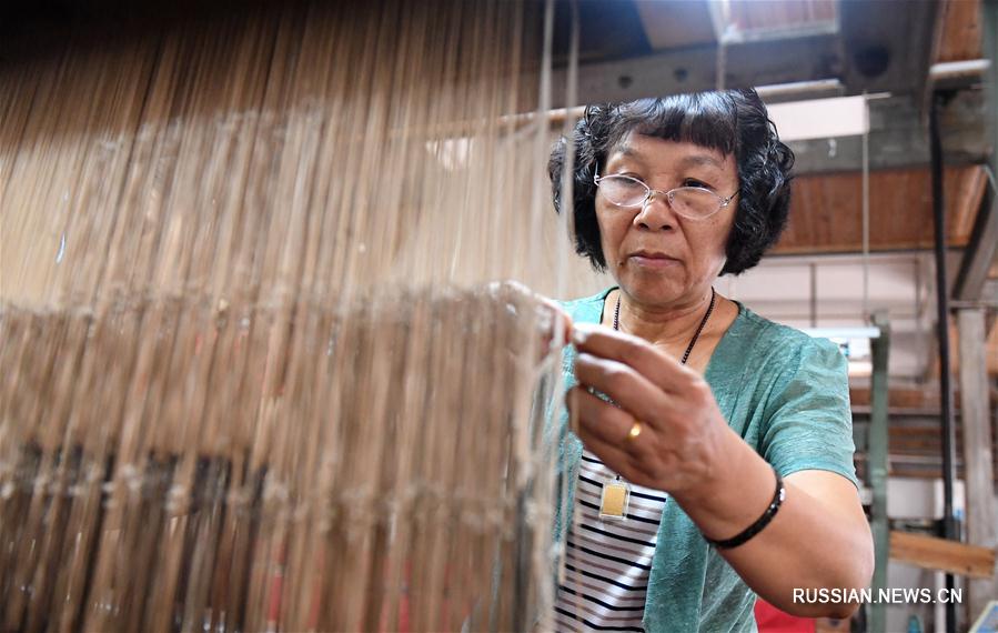 Мастерица по изготовлению чжуанской парчи из Гуанси-Чжуанского АР