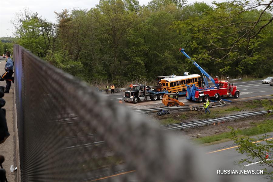 По меньшей мере два человека погибли, еще 43 пострадали в результате ДТП с участием  школьного автобуса в США 