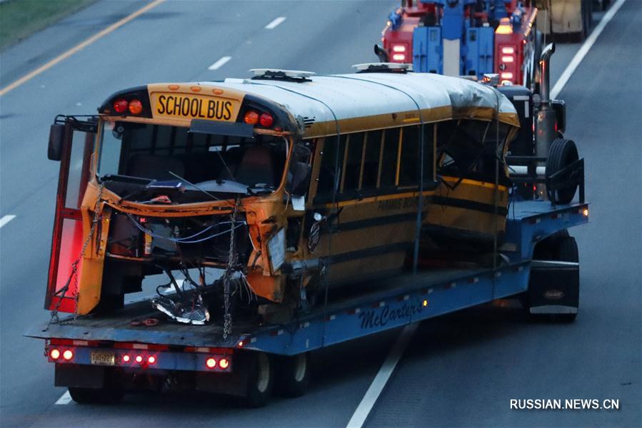 По меньшей мере два человека погибли, еще 43 пострадали в результате ДТП с участием  школьного автобуса в США 
