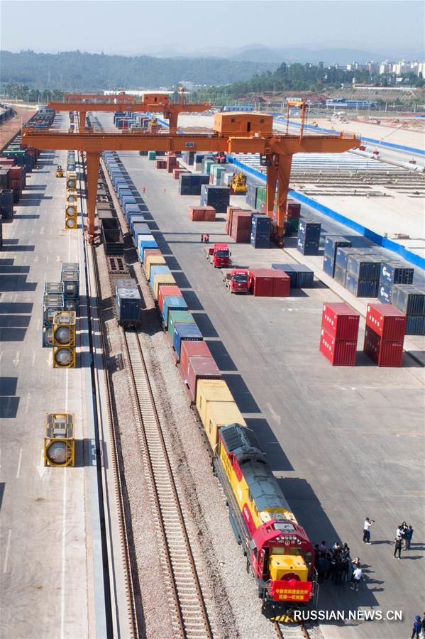 Два первых грузовых поезда отправились навстречу друг другу по Китайско-сингапурскому южному каналу транспортно-коммуникационной взаимосвязанности