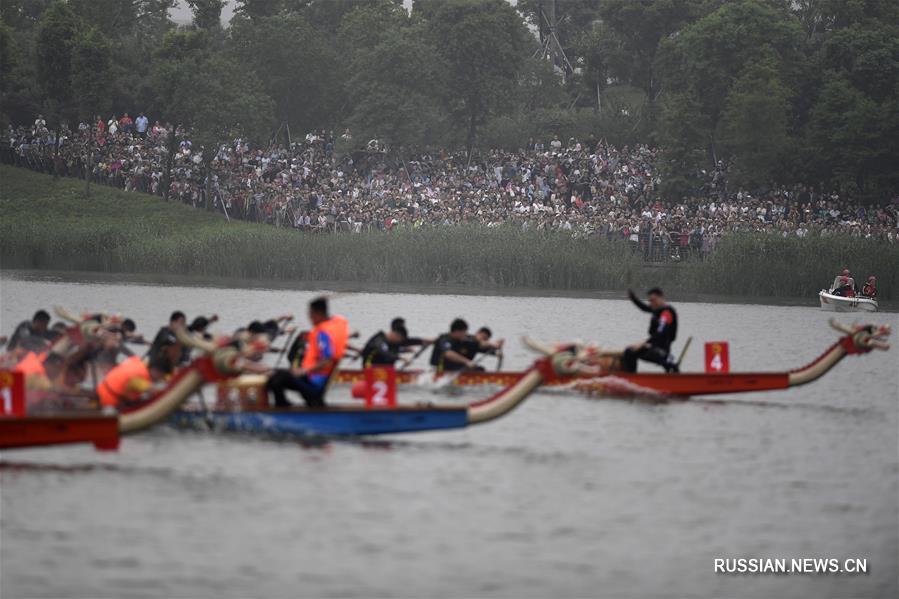 Международная регата лодок-драконов на реке Цаоэцзян
