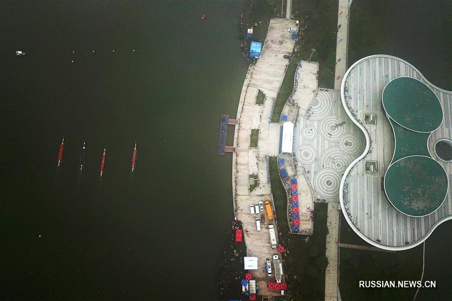 Международная регата лодок-драконов на реке Цаоэцзян