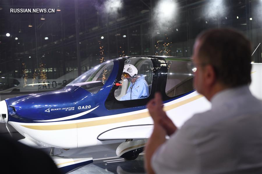 （经济）（1）中国民企自主研制通用飞机GA20首次下线滑跑