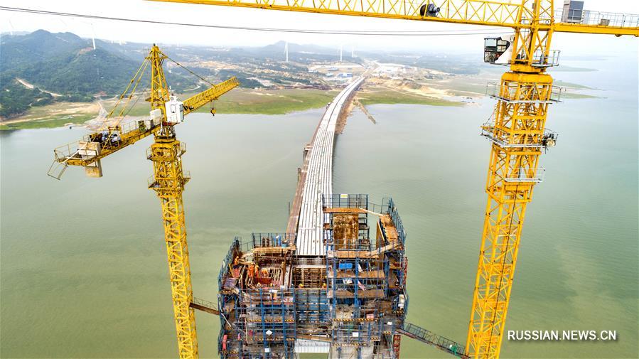 Строительство моста номер 2 через озеро Поянху в провинции Цзянси