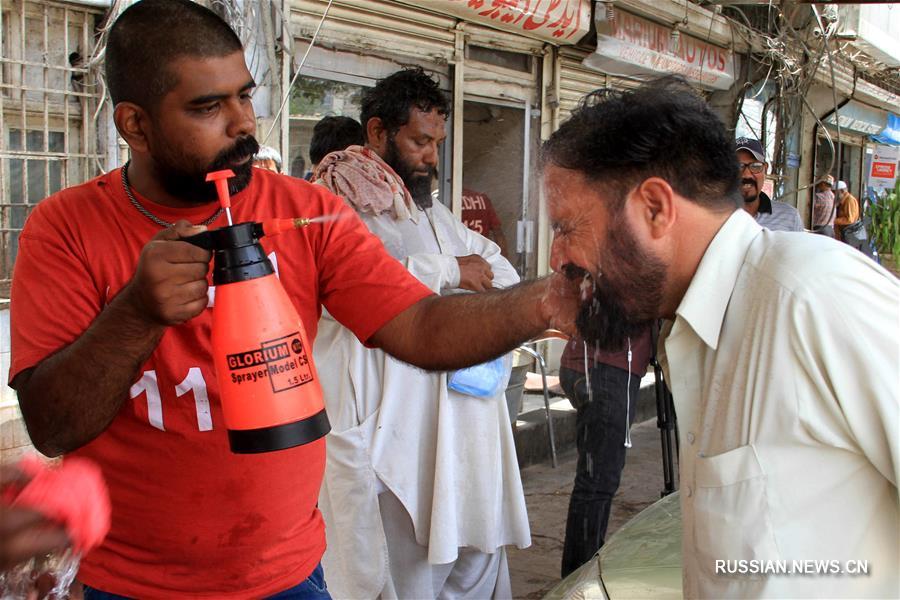 В пакистанском городе Карачи стоит сильная жара