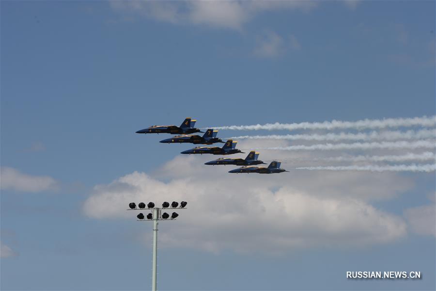 "Голубые ангелы" выступили в небе над Военно-морской академией США