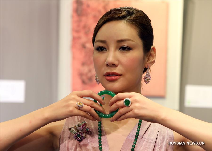 В Сянгане представили драгоценности и изделия из жадеита, выставленные на аукцион Tiancheng International
