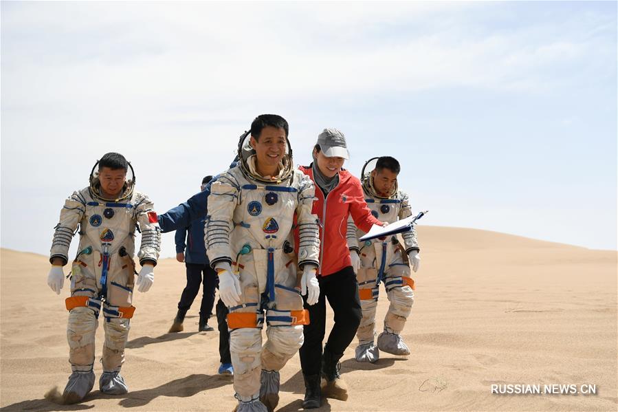 Китайские космонавты провели тренировку по выживанию в условиях пустыни