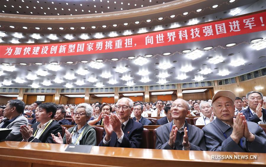 Си Цзиньпин призвал превратить Китай в одного из мировых лидеров в науке и технологиях
