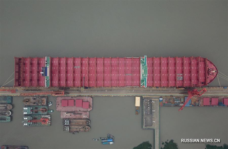 В Шанхае передан заказчику суперконтейнеровоз "Cosco Shipping Virgo"