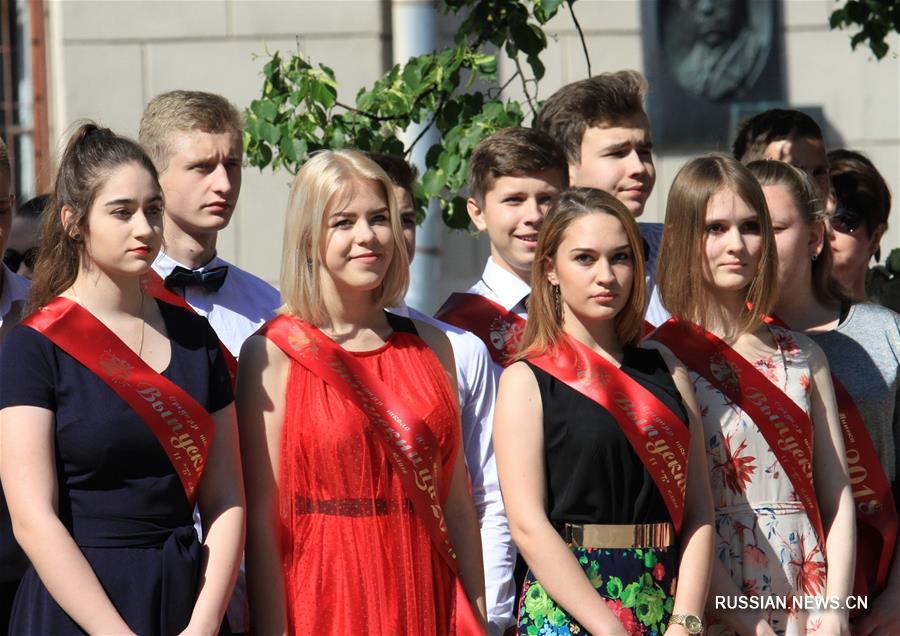 Для 55 тыс белорусских старшеклассников прозвенел последний звонок