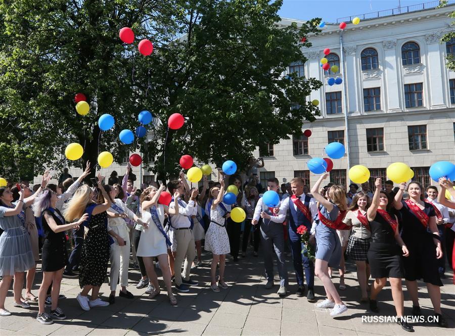 Для 55 тыс белорусских старшеклассников прозвенел последний звонок