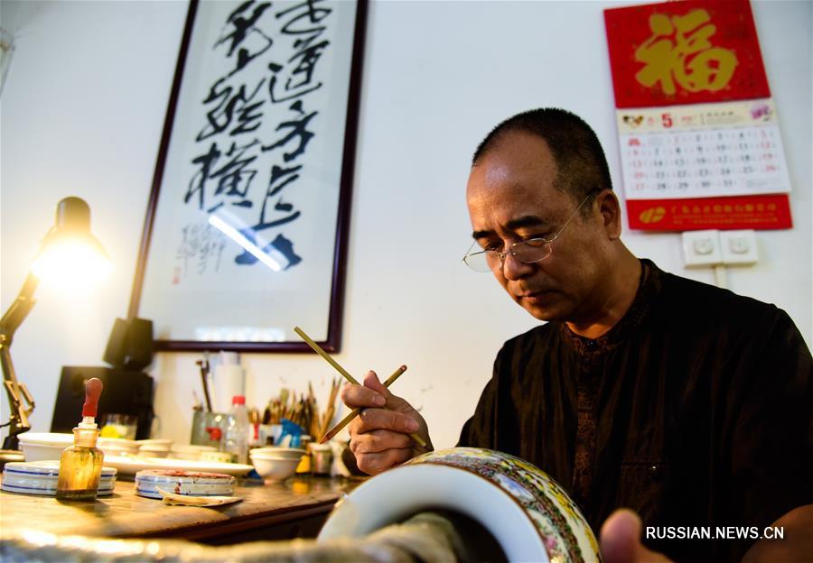 Тань Гуанхуэй -- мастер гуанчжоуского расписного фарфора "чжицзинь"