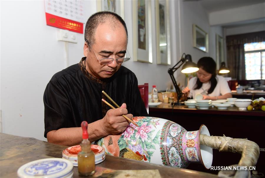 Тань Гуанхуэй -- мастер гуанчжоуского расписного фарфора "чжицзинь"