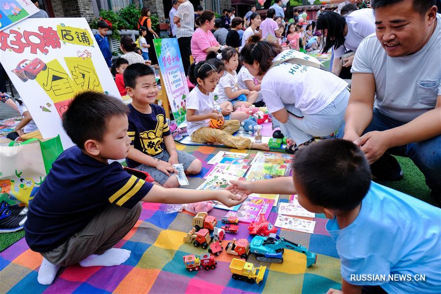 "Зеленый блошиный рынок" в одном из детсадов Ханчжоу