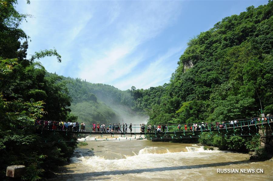 Водопад Хуангошу на юго-западе Китая