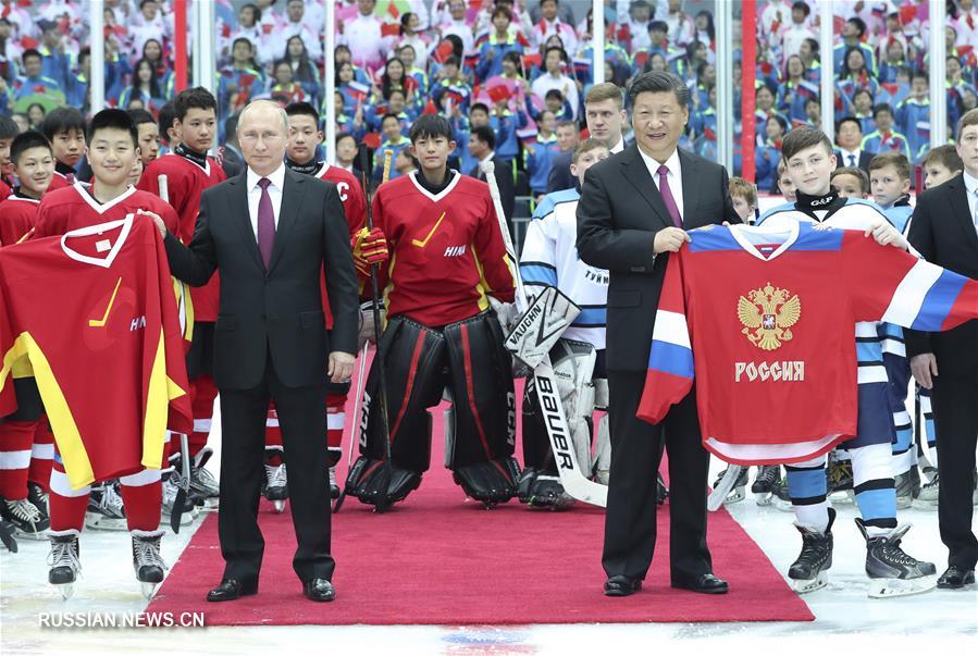 Си Цзиньпин и В.Путин посмотрели в Тяньцзине товарищеский матч юниорских команд Китая и России по хоккею