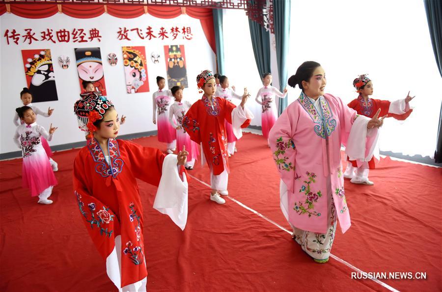 Занятия по китайской музыкальной драме в одной из начальных школ уезда Нэйцю