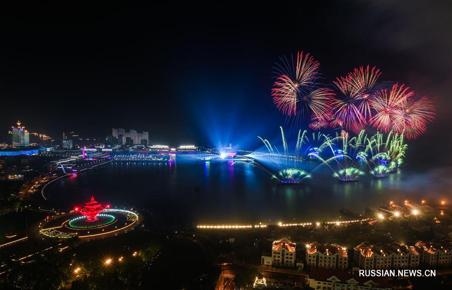 Световое шоу и запуск фейерверков в Циндао по случаю саммита ШОС