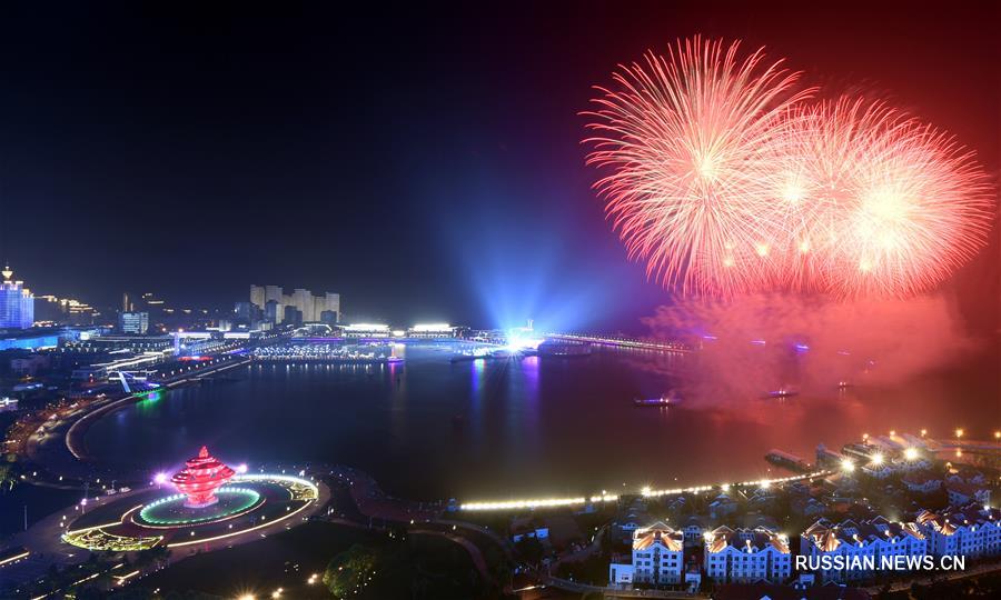 Световое шоу и запуск фейерверков в Циндао по случаю саммита ШОС