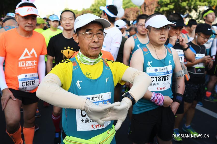 71-летний бегун из провинции Шаньдун финишировал на своем 100-м марафоне