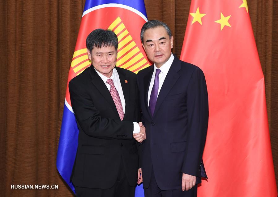 Ван И встретился с генеральным секретарем АСЕАН Лим Джок Хоем