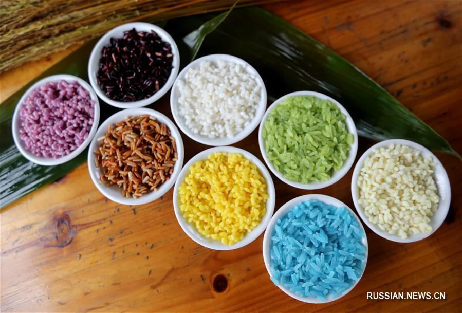 В Гуанси-Чжуанском АР готовят разноцветные цзунцзы