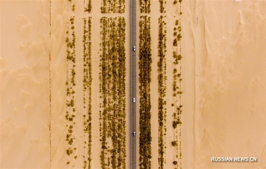 Две автомобильные дороги через пустыню Такла-Макан