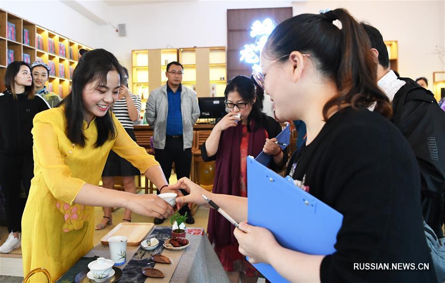 Конкурс сбора чайных листьев и чайной церемонии в Чунцине