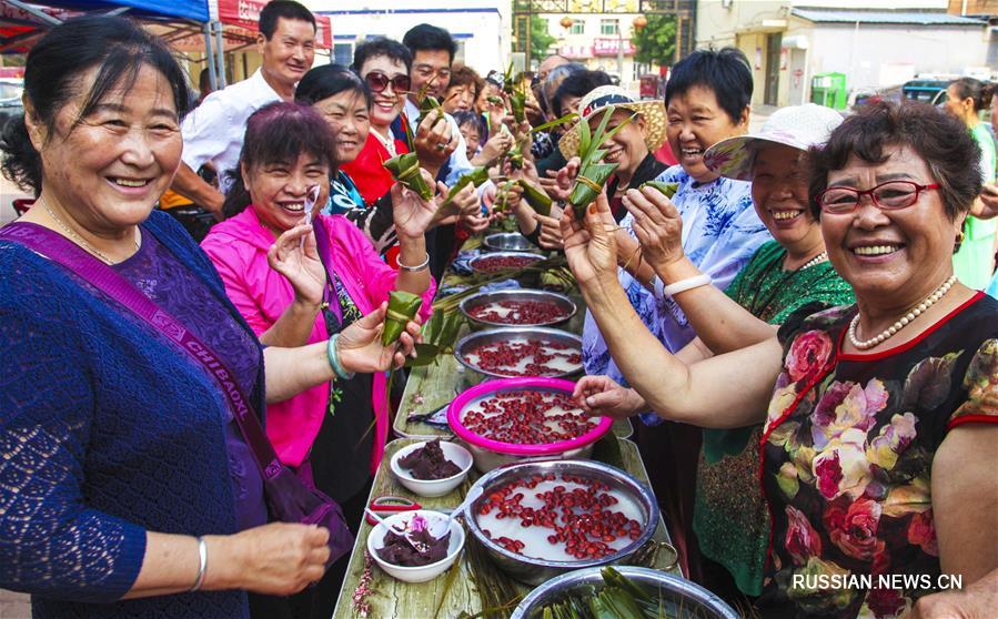 Коллективное приготовление цзунцзы в уезде Юнцин