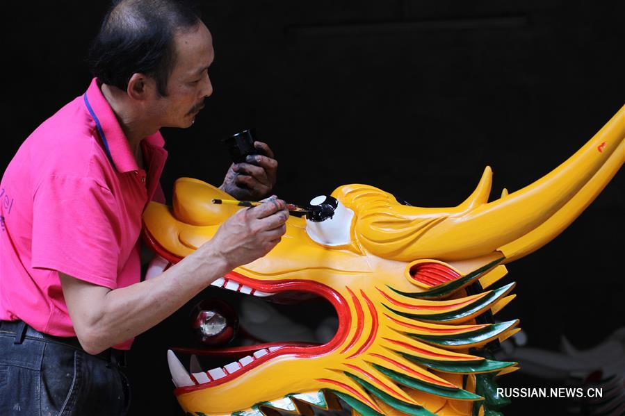 Резчик по дереву Чэнь Биншоу изготавливает скульптуры на нос даосяньских лодок-драконов