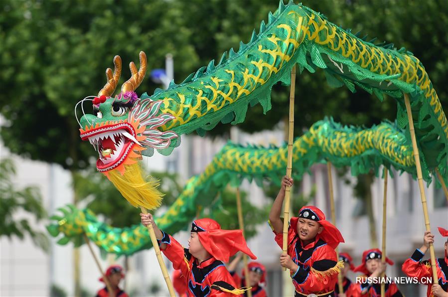 Предпраздничный танец дракона в одной из школ провинции Хэбэй