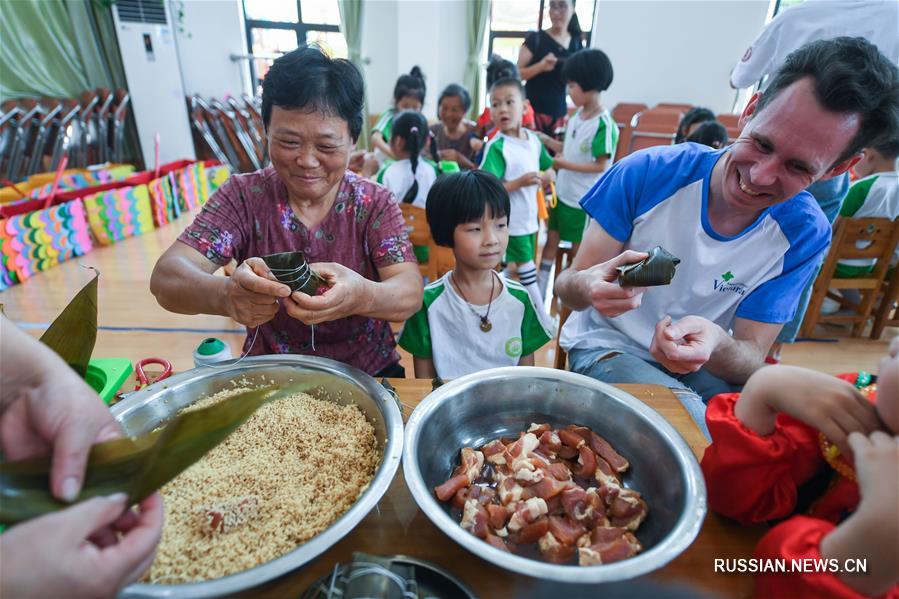 Традиционные приготовления к празднику Дуаньу в уезде Чансин