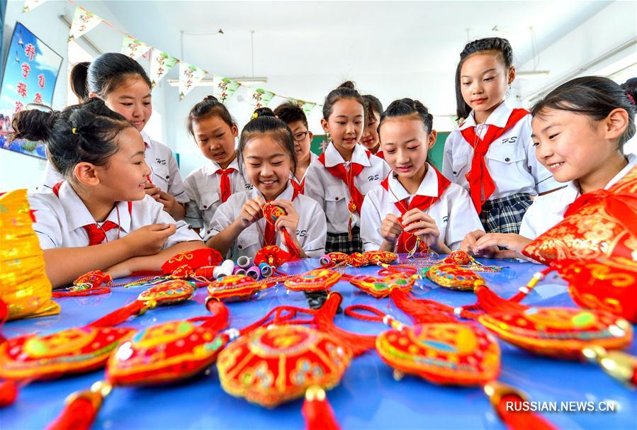 Мероприятия в честь праздника Дуаньу в школах Ханьданя