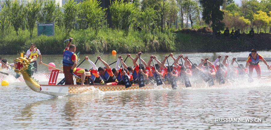 Гонки лодок-драконов по случаю праздника Дуаньу