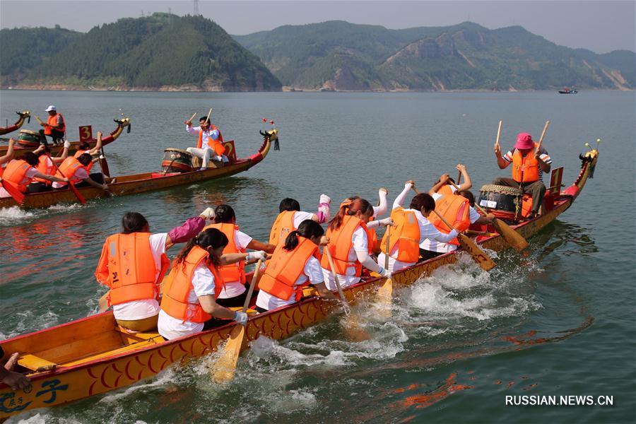 Гонки лодок-драконов по случаю праздника Дуаньу