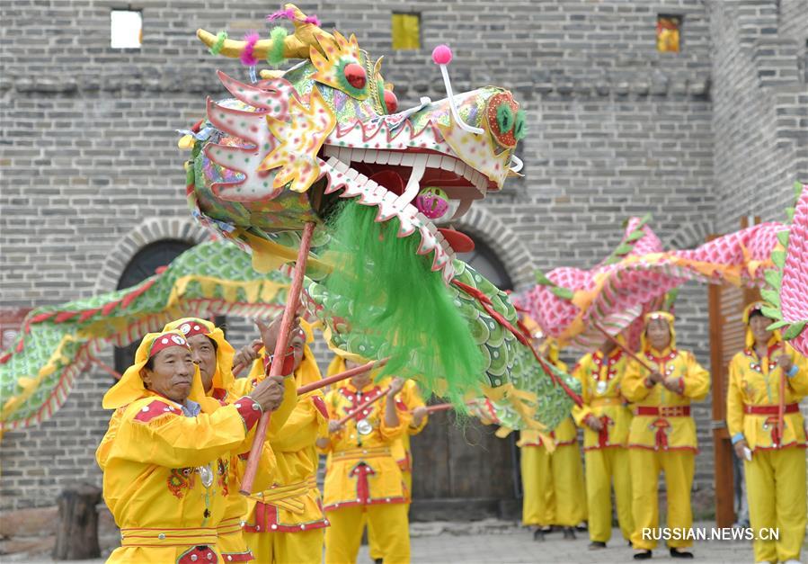 Танец драконов в честь праздника Дуаньу на севере Китая