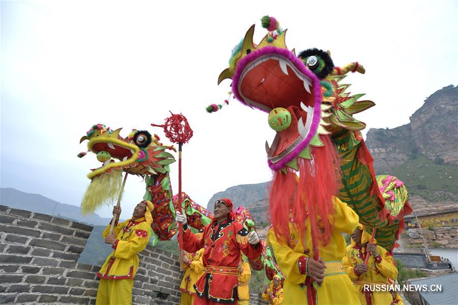 Танец драконов в честь праздника Дуаньу на севере Китая