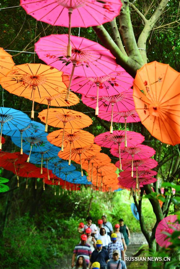  Более 10 тыс бумажных зонтиков украсили парк в Гуанси