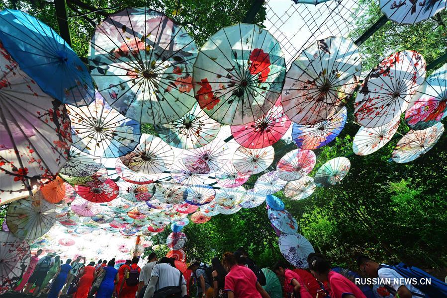 Более 10 тыс бумажных зонтиков украсили парк в Гуанси