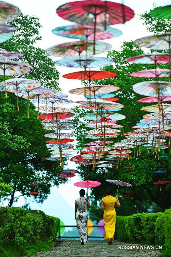 Более 10 тыс бумажных зонтиков украсили парк в Гуанси