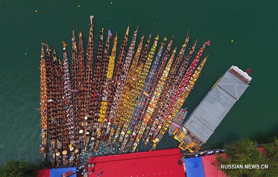 35-й культурный фестиваль "Гонка лодок-драконов" в уезде Чжэньюань
