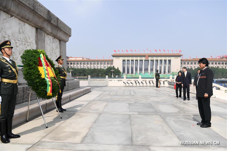 （XHDW）（1）玻利维亚总统莫拉莱斯向人民英雄纪念碑敬献花圈