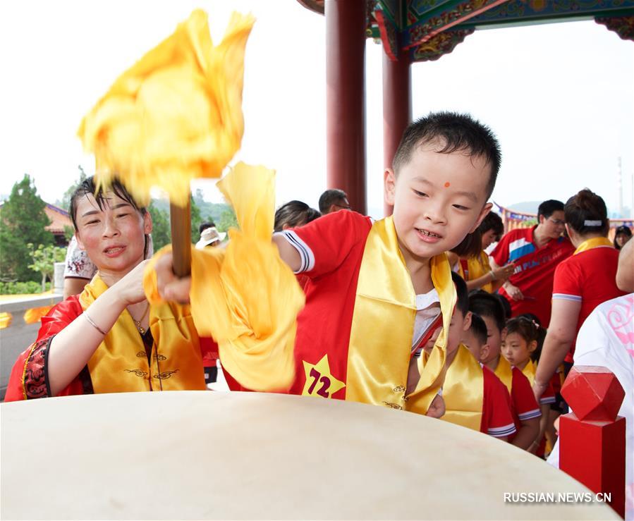 Традиционная церемония начала обучения в одном из детсадов уезда Чантай