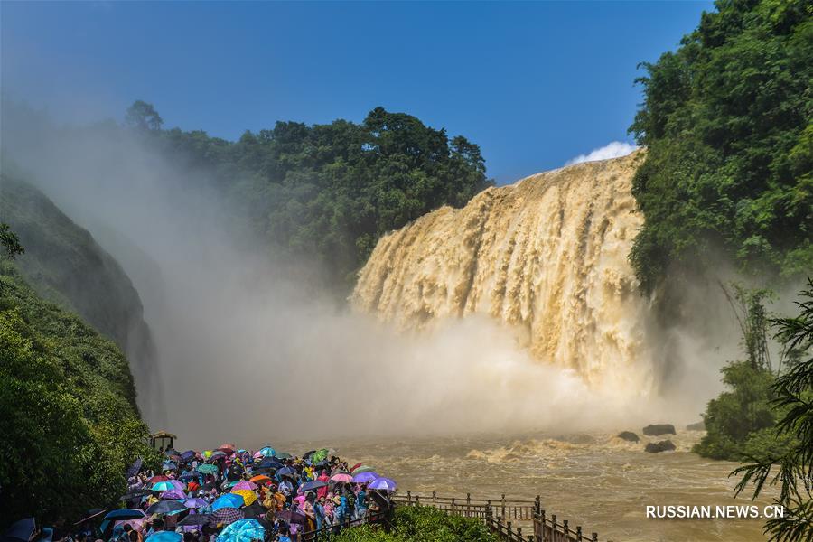 Объем воды в водопаде Хуангошу достиг максимума