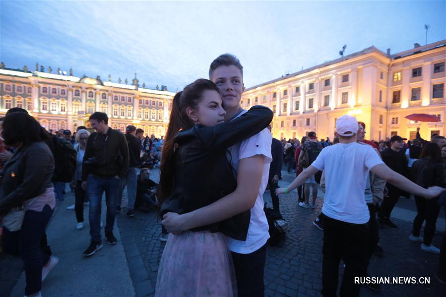 В Санкт-Петербурге прошел праздник выпускников "Алые паруса"