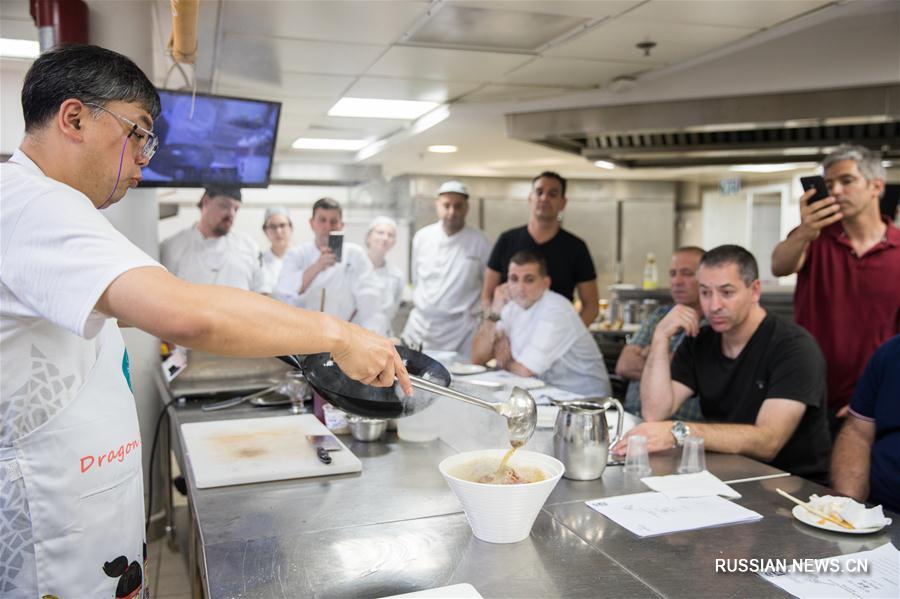 Израильские шеф-повара учатся готовить китайские блюда