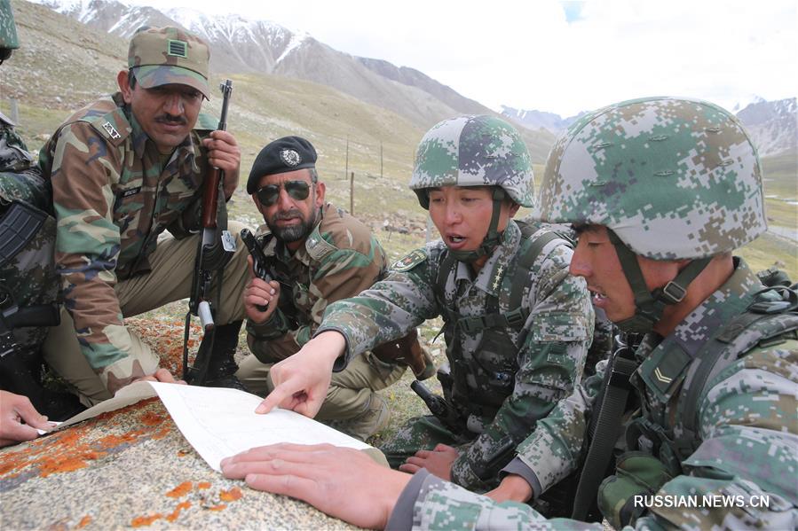 Совместное патрулирование пограничников Китая и Пакистана на погранпереходе Хунжераб