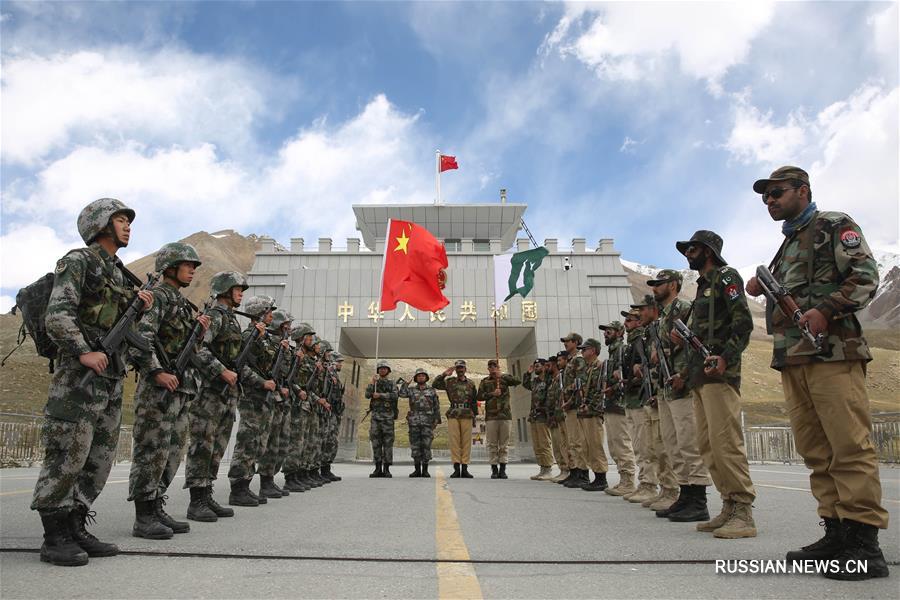 Совместное патрулирование пограничников Китая и Пакистана на погранпереходе Хунжераб